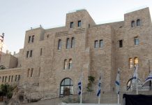 is aish a cult - the aish hatorah building in front of the western wall in jerusalem, founded by rabbi Noah Weinberg